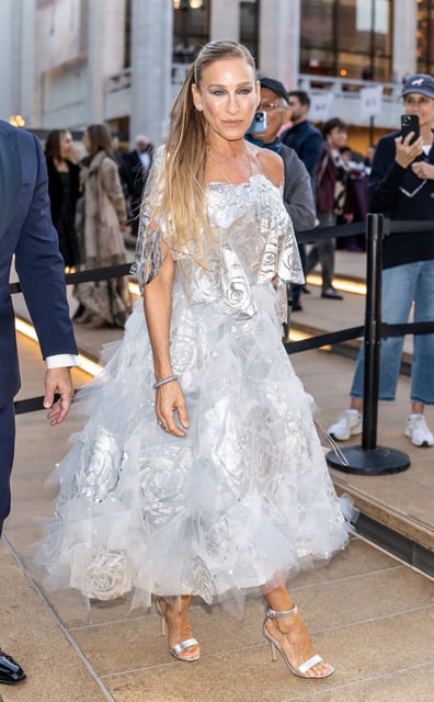 Last year, Parker wore Oscar de la Renta.