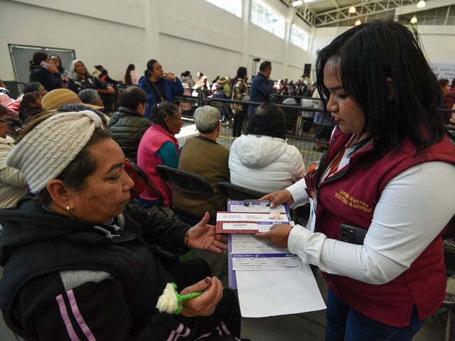La entrega de la tarjeta bancaria es directa a la beneficiaria.