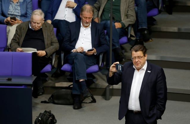 Der Bundestag hat die Immunität der beiden AfD-Abgeordneten Stephan Brandner und Matthias Moosdorf aufgehoben. Bei Brandner geht es um die mutmaßliche Beleidigung einer Journalistin und bei Moosdorf um einen mutmaßlichen Hitlergruß.