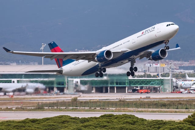A Delta A330-300 aircraft. (Photo: Shutterstock | Santi Rodriguez)