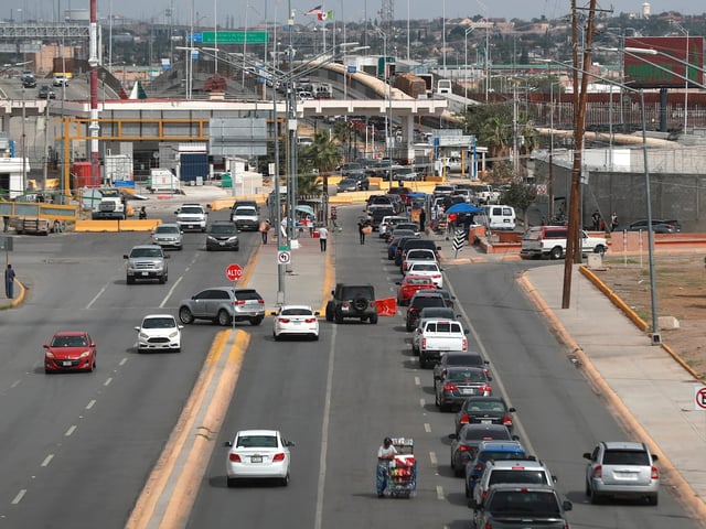 Fila de vehículos en el puente Internacional Córdova de las Américas para cruzar a Estados Unidos este miércoles, en Ciudad Juárez, Chihuahua