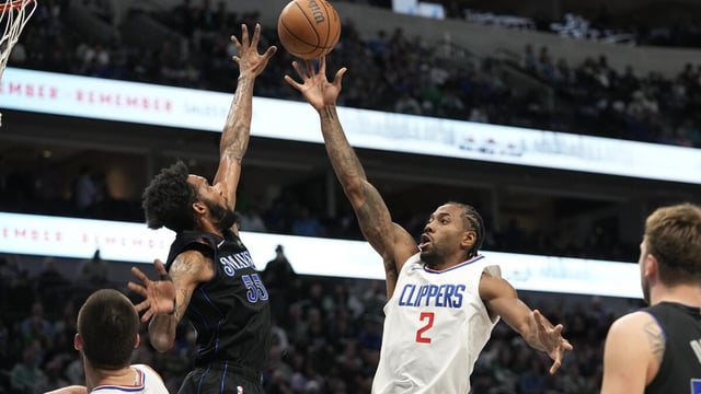 Los Angeles Clippers forward Kawhi Leonard (2) shoots over Dallas Mavericks forward Derrick Jones Jr. (55) during the first half of an NBA basketball game in Dallas, Wednesday, Dec. 20, 2023. (AP Photo/LM Otero)