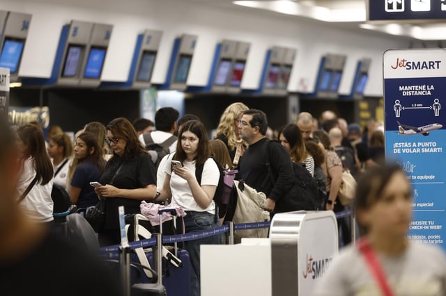 Aunque solo pocos vuelos fueron reprogramados, en el aeroparque porteño los viajeros respiran incertidumbre