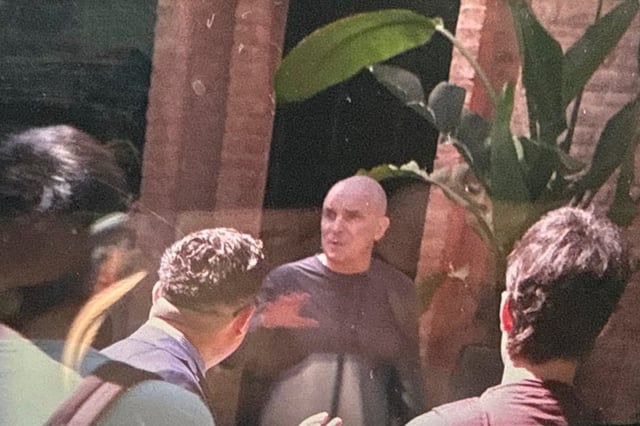 Agentes de la Policía Federal custodian el ingreso a la vivienda de José Luis Espert durante el allanamiento
