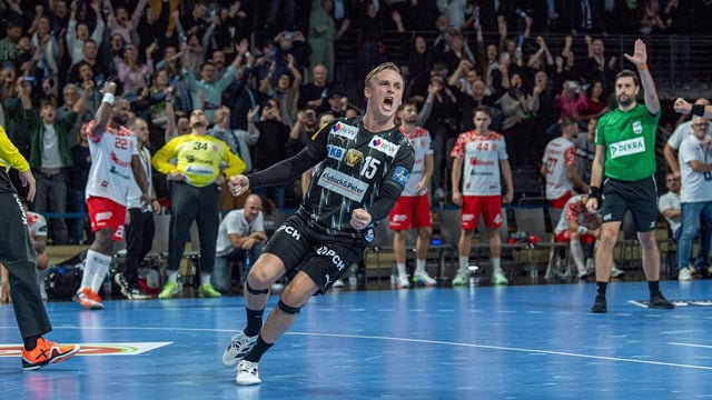 Die Füchse Berlin gewinnen in letzter Sekunde gegen Dinamo Bukarest mit 32:31.