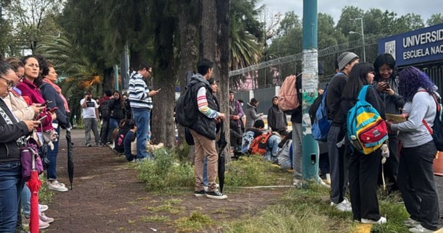 Elementos de la Policía capitalina y personal de Protección Civil activaron los protocolos de seguridad para resguardar a estudiantes y docentes. Foto: Especial
