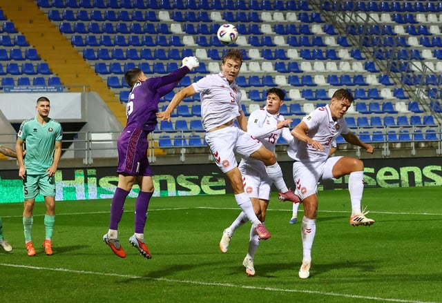 Soccer Football - FIFA World Cup - UEFA Qualifiers - Group C - Belarus v Denmark - ZTE Arena, Zalaegerszeg, Hungary - October 9, 2025 Denmark's Rasmus Hojlund in action with Belarus' Fedor Lapoukhov REUTERS/Bernadett Szabo