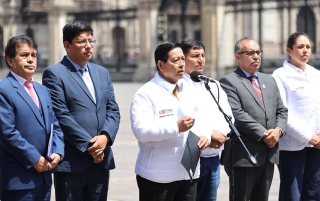 Eduardo Arana dio a conocer el acta de acuerdos tras reunión con representantes de gremios de transportistas. Foto: PCM