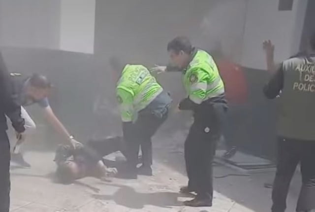 Tres policías resultaron heridos tras caída de techo de comisaría de Surquillo.  Foto: Soy Noticias / Instagram