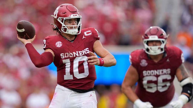 Oklahoma Sooners quarterback John Mateer (10) throws a pass during a college football game between the University of Oklahoma Sooners (OU) and the Auburn Tigers at Gaylord Family Ð Oklahoma Memorial Stadium in Norman, Okla., Saturday,Sept. 20, 2025. Oklahoma won 24-17.© BRYAN TERRY/THE OKLAHOMAN / USA TODAY NETWORK via Imagn Images