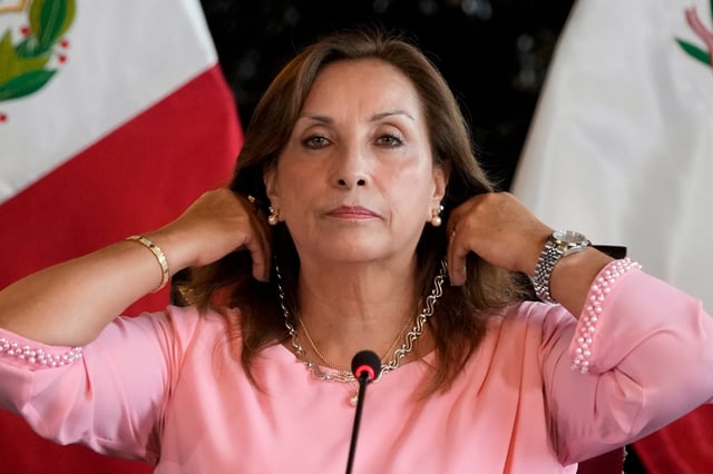 ARCHIVO - La presidenta de Perú, Dina Boluarte,  en una conferencia de prensa en el Palacio de Gobierno en Lima, Perú, el 5 de abril de 2024. (AP Foto/Martin Mejía, Archivo)
