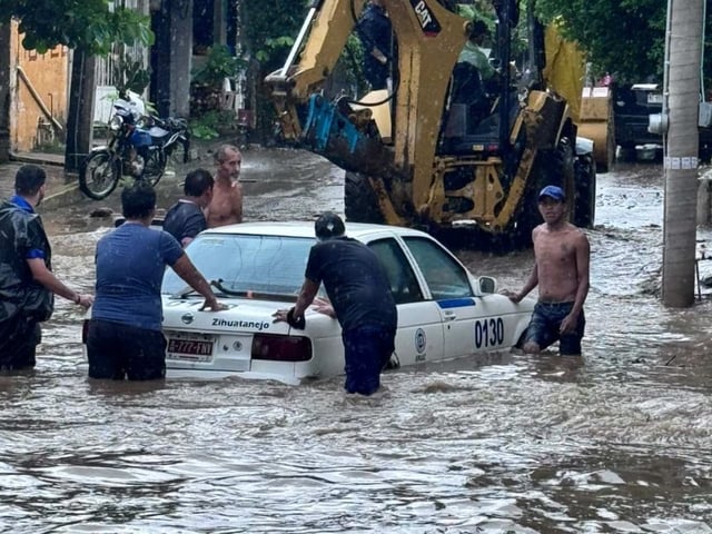 Zihuatanejo bajo el agua