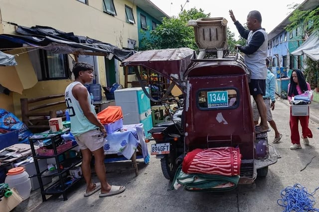 Los residentes recogen sus pertenencias para trasladarse temporalmente desde una comunidad que se vio afectada por un terremoto, en la ciudad de Bogo, Cebú, Filipinas. Foto: EFE/EPA/Rolex Dela Pena
