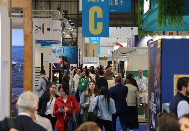 Asistentes a la feria, ayer en el hall de los pabellones institucionales.