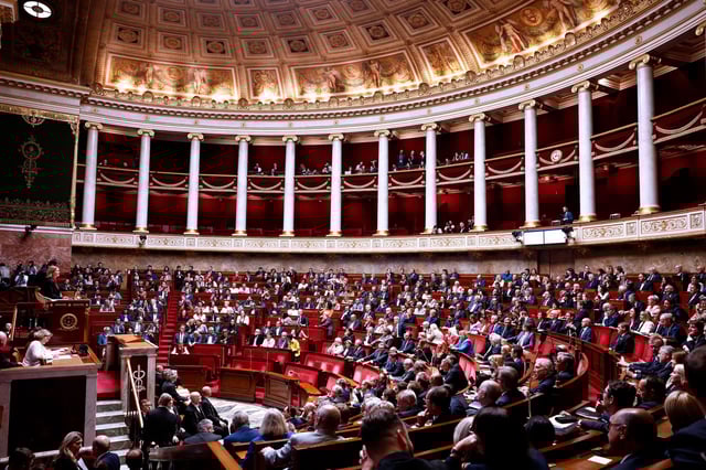 Les députés assistent à une session de l’Assemblée nationale française à Paris, en France, le 1er octobre 2025. L’Assemblée a entamé le processus d’élection des vice-présidents et des questeurs dans le cadre du renouvellement annuel du bureau.