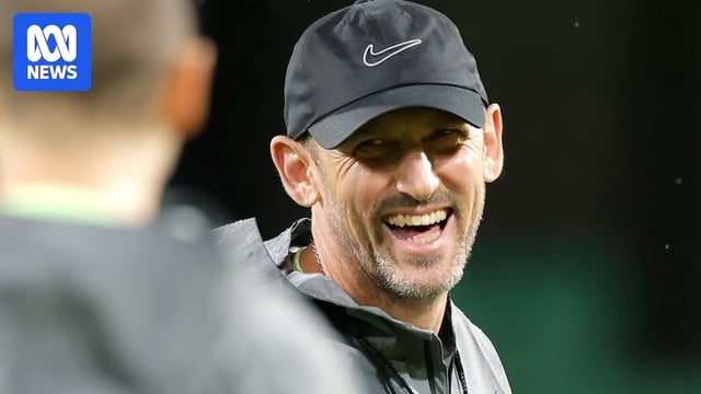 Tony Popovic laughs at a 2025 Socceroos training session.