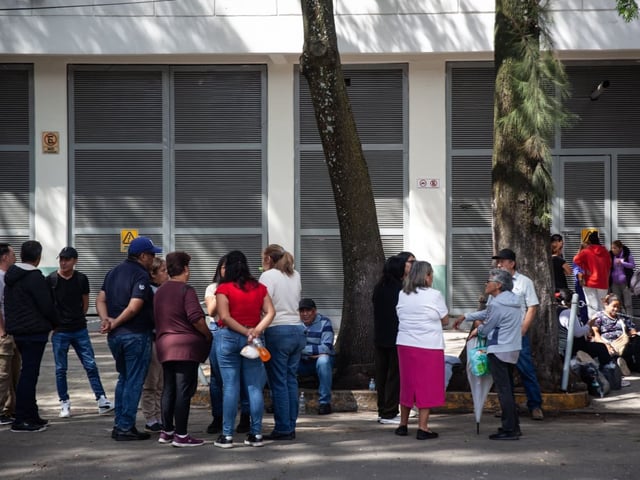 familiares de las víctimas de la concordia se encuentran afuera del hospital