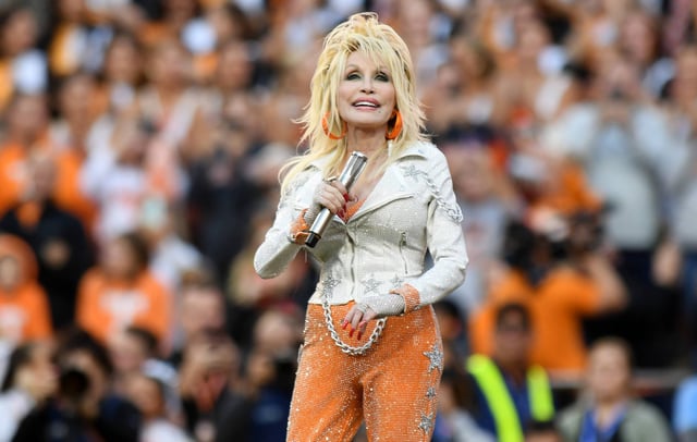 Dolly Parton performs during the college football game between the Georgia Bulldogs and the Tennessee Volunteers on November 18, 2023, at Neyland Stadium in Knoxville, TN (CREDIT: Jeffrey Vest/Icon Sportswire via Getty Images)