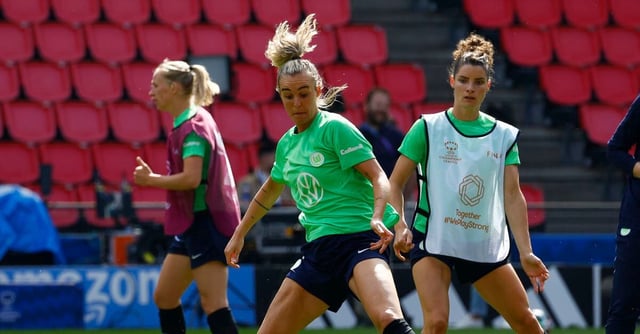 Soccer Football - Women's Champions League - VfL Wolfsburg Training - Philips Stadion, Eindhoven, Netherlands - June 2, 2023  VfL Wolfsburg's Jill Roord and Dominique Janssen during training REUTERS/Piroschka Van De Wouw/File Photo