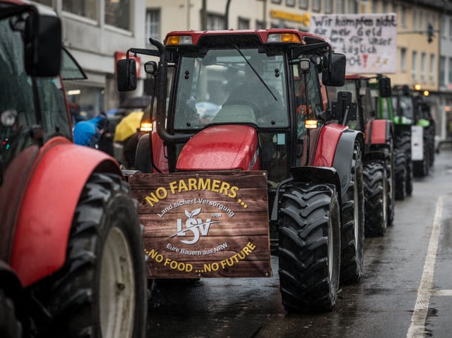 29 December 2023, North Rhine-Westphalia, Siegen: With a convoy of several hundred tractors, farmers in the Siegen area protested on Friday against the savings plans of the traffic light coalition. Photo: Christian Knieps/dpa (Photo by Christian Knieps/picture alliance via Getty Images)