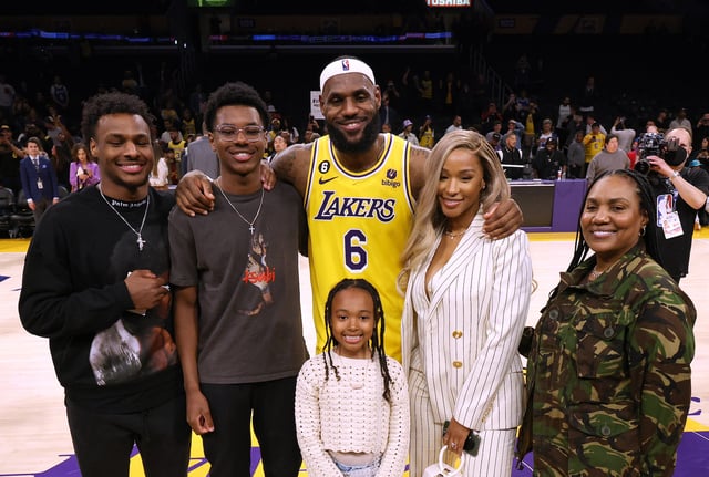 LOS ANGELES, CALIFORNIA - FEBRUARY 07: LeBron James #6 of the Los Angeles Lakers poses for a picture with his family at the end of the game, (L-R) Bronny James, Bryce James, Zhuri James Savannah James and Gloria James, passing Kareem Abdul-Jabbar to become the NBA's all-time leading scorer, surpassing Abdul-Jabbar's career total of 38,387 points against the Oklahoma City Thunder at Crypto.com Arena on February 07, 2023 in Los Angeles, California. (Photo by Harry How/Getty Images)
