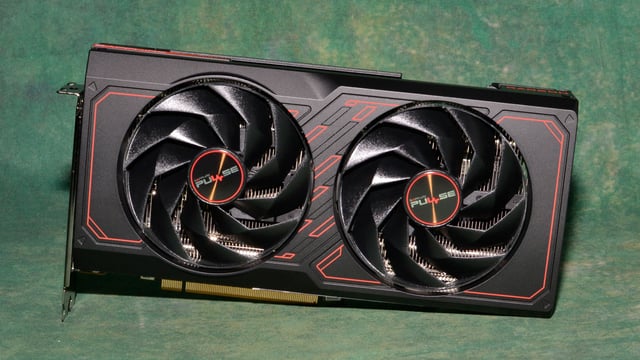 AMD Radeon RX 7600 XT Sapphire Pulse card photos and unboxing