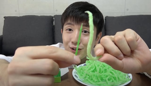 Ssot815 holding up green toothpicks