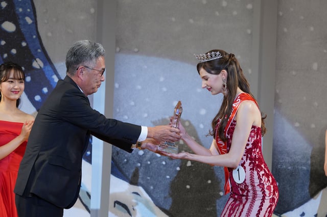 Karolina Shiino accepts the Miss Nippon trophy.