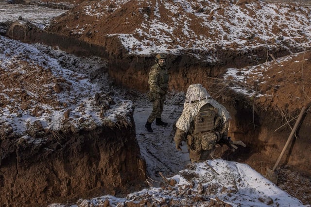 Ukrainian soldiers in a trench near the front line, outside Kupiansk, Kharkiv region. Photo: AFP