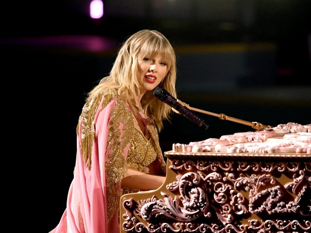 LOS ANGELES, CALIFORNIA - NOVEMBER 24: Taylor Swift performs onstage during the 2019 American Music Awards at Microsoft Theater on November 24, 2019 in Los Angeles, California. (Photo by JC Olivera/Getty Images)