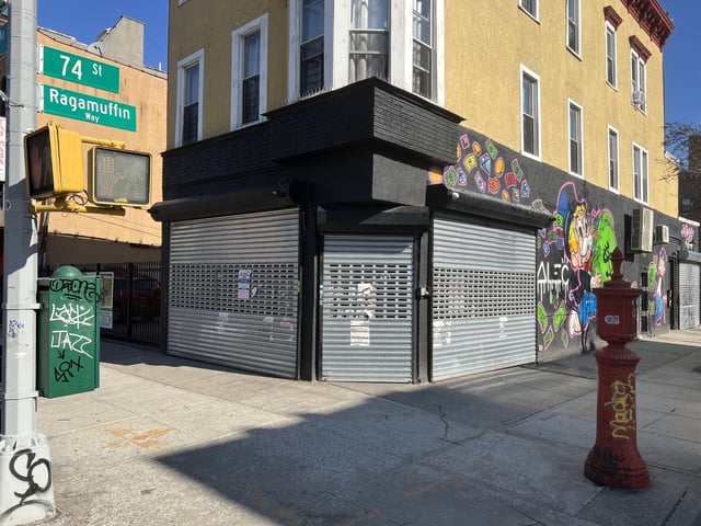 The now shutdown cannabis shop in Bay Ridge. Photo: Wayne Daren Schneiderman/Brooklyn Eagle