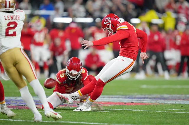 Kansas City Chiefs kicker Harrison Butker (7) kicks a field in the fourth quarter.