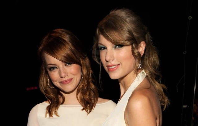 Actress Emma Stone (L) and Singer Taylor Swift attend the 2011 Teen Choice Awards at Gibson Universal Amphitheatre on August 7, 2011 in Universal City, California. (Photo by Kevin Mazur/TCA 2011/WireImage)