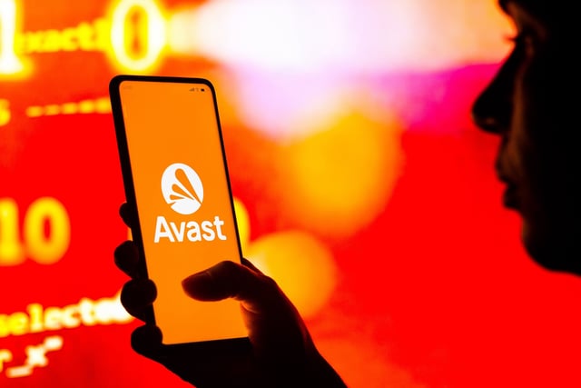 BRAZIL - 2022/04/27: In this photo illustration, a silhouetted woman holds a smartphone with the Avast AntivÃ­rus logo displayed on the screen. (Photo Illustration by Rafael Henrique/SOPA Images/LightRocket via Getty Images)