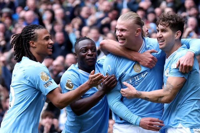 MANCHESTER, ENGLAND - FEBRUARY 10: Erling Haaland of Manchester City celebrates with team mates after scoring his team's first goal during the Premier League match between Manchester City and Everton FC at Etihad Stadium on February 10, 2024 in Manchester, England. (Photo by Alex Livesey/Getty Images)