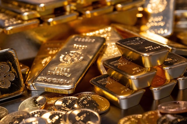 16 March 2023, Bavaria, Munich: Gold bars and gold coins of different sizes lie in a safe on a table at the precious metal dealer Pro Aurum.