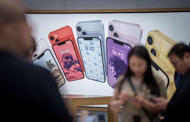16 September 2023, USA, New York: Iphones are on display at the Apple Store on 5th Avenue in Manhattan.