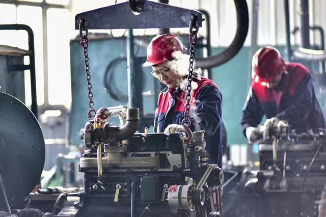 Employees Build Engines in Qingzhou Factory