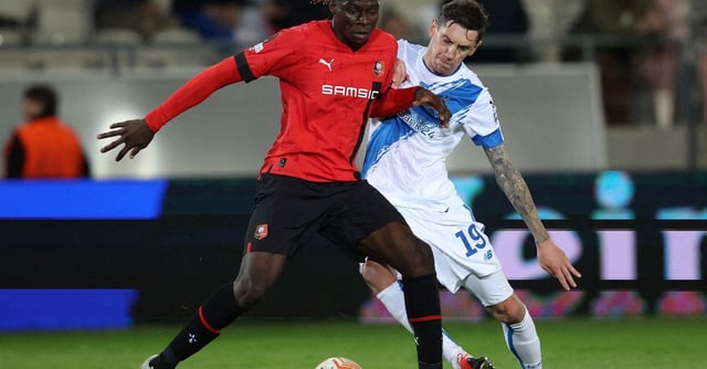 Soccer Football - Europa League - Group B - Dynamo Kyiv v Stade Rennes - Marshal Jozef Pilsudski Stadium, Krakow, Poland - October 13, 2022  Stade Rennes' Lesley Ugochukwu in action with Dynamo Kyiv's Denys Garmash REUTERS/Kacper Pempel/File Photo