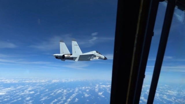 A Chinese Navy J-11 fighter jet flying close to a US Air Force RC-135 aircraft in international airspace over the South China Sea, according to the Pentagon, in a still image from video taken on December 21, 2022. Photo: US Indo-Pacific Command via Reuters