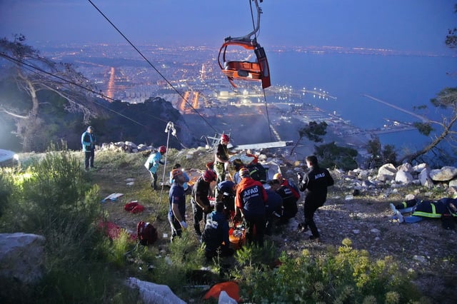 Members of Turkey's Disaster Management Authority (AFAD) take part in a rescue operation after a cable car cabin collided with a broken pole, in Antalya, Turkey, April 12, 2024. Ihlas News Agency via REUTERS ATTENTION EDITORS - THIS PICTURE WAS PROVIDED BY A THIRD PARTY. NO RESALES. NO ARCHIVES. TURKEY OUT. NO COMMERCIAL OR EDITORIAL SALES IN TURKEY.
