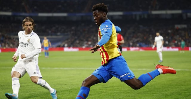 Soccer Football - LaLiga - Real Madrid v Valencia - Santiago Bernabeu, Madrid, Spain - February 2, 2023 Valencia's Yunus Musah in action with Real Madrid's Luka Modric REUTERS/Juan Medina/File Photo