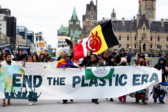 Protesters rally at Parliament Hill in Ottawa, Ontario, Canada on April 21 before the fourth session of negotiations for a treaty to eliminate plastic waste within 20 years. Photo: AP