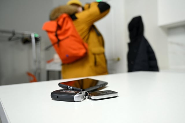 A man in a hurry forgets his keys, wallet, and phone (© Вячеслав Думчев - stock.adobe.com)