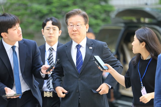 Democratic Party leader Lee arrives at the Seoul Central District Court on Tuesday last week to attend a hearing regarding corruption accusations against him during his tenure as Seongnam mayor. Photo: EPA-EFE/Yonhap