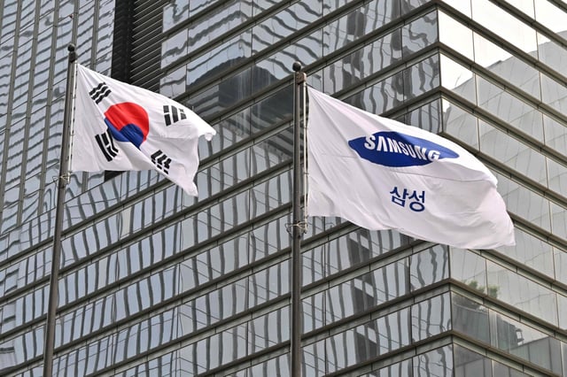 A South Korean national flag and a Samsung flag flutter outside the company’s Seocho building in Seoul. Photo: AFP