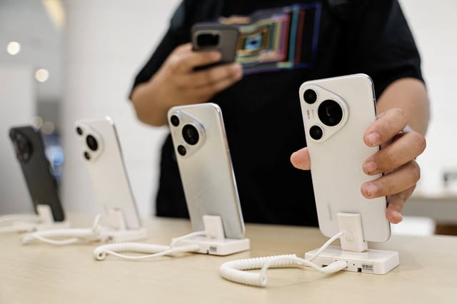 A customer looks at a new Huawei Pura 70 series smartphone at a Huawei’s flagship store in Beijing, China April 18, 2024. Photo: Reuters