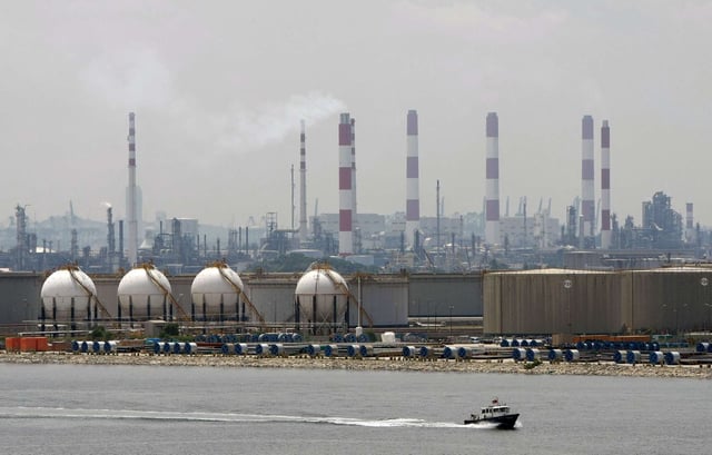 An oil refinery located on Singapore’s Jurong Island. The US sees sanctioned Iranian oil being transferred near Singapore and throughout the region. Photo: Reuters