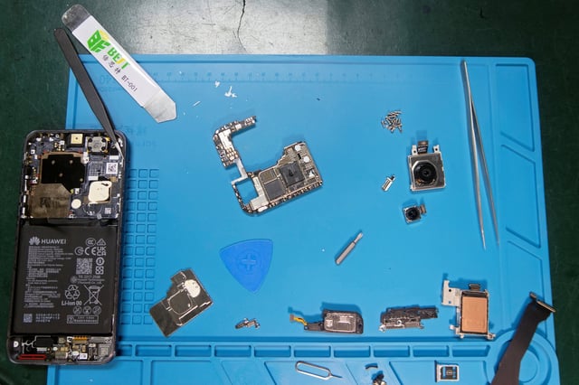 Components of a Huawei Pura 70 Pro smartphone are laid out on a table during a teardown analysis by iFixit in Shenzhen, China April 19, 2024. Photo: Reuters