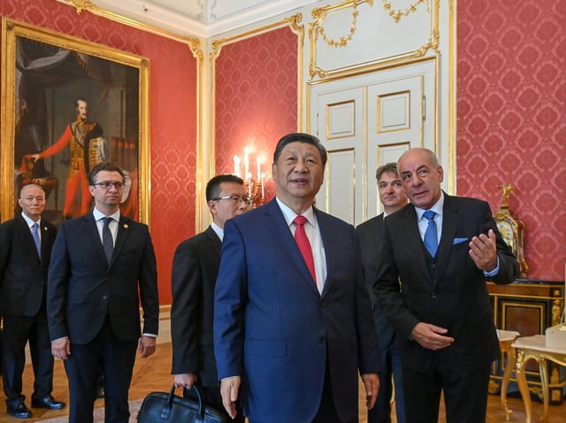 Hungarian President Tamas Sulyok (right) and Chinese President Xi Jinping tour the presidential Alexander Palace in Budapest, Hungary, on Thursday. Photo: EPA-EFE